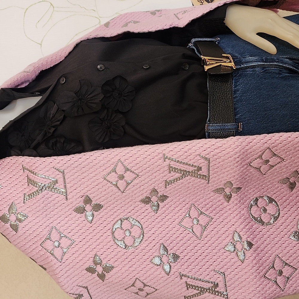 BNEW UNUSED Louis Vuitton Baby Pink Monogram Scarf M70466 - Picture 3 of 12